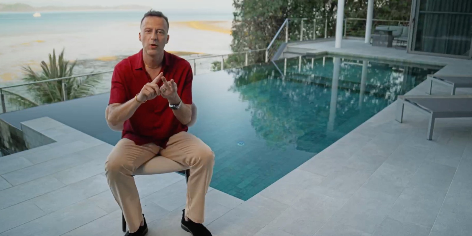 David Larsson seduto vicino a una piscina nella storia partner